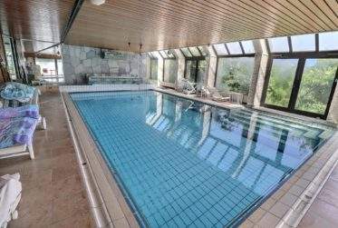 Magnifique maison avec piscine intérieure/extérieur VENTE Traditionnelle