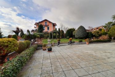 Magnifique appartement en viager occupé sans rente avec vue panoramique sur lac, grand jardin et port privé
