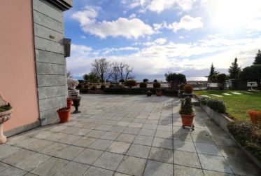 Magnifique appartement en viager occupé sans rente avec vue panoramique sur lac, grand jardin et port privé