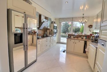 Magnifique appartement en viager occupé sans rente avec vue panoramique sur lac, grand jardin et port privé