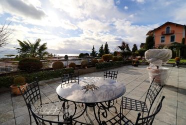 Magnifique appartement en viager occupé sans rente avec vue panoramique sur lac, grand jardin et port privé