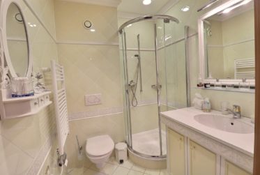 Magnifique appartement en viager occupé sans rente avec vue panoramique sur lac, grand jardin et port privé