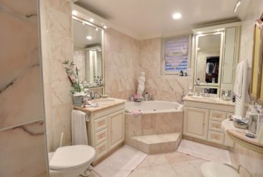 BIEN EXCEPTIONNEL!! Grand appartement en viager occupé sans rente. Vue Lac et Port privé.