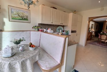 BIEN EXCEPTIONNEL!! Grand appartement en viager occupé sans rente. Vue Lac et Port privé.