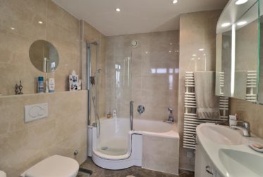 Superbe appartement en étage élevé avec piscine en viager occupé sans rente