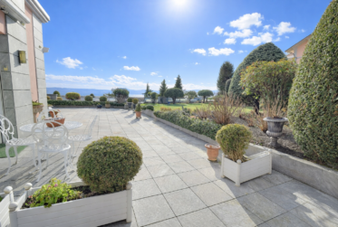 BIEN EXCEPTIONNEL!! Grand appartement en viager occupé sans rente. Vue Lac et Port privé.