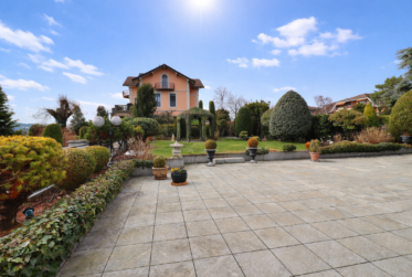 BIEN EXCEPTIONNEL!! Grand appartement en viager occupé sans rente. Vue Lac et Port privé.